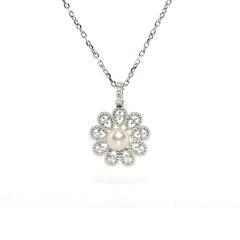 Strieborný prívesok kvietok s bielou perlou a zirkónmi