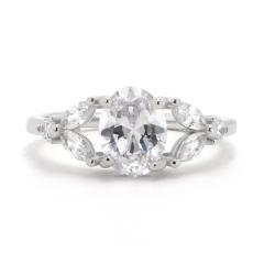 Strieborný prsteň s čírymi zirkónmi