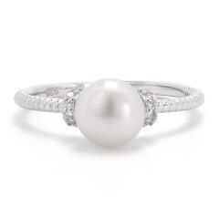 Strieborný prsteň s bielou perlou a zirkónmi