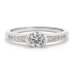 Strieborný prsteň so zirkónmi