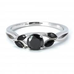 Strieborný prsteň s čiernymi safírmi