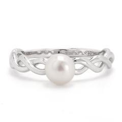 Strieborný prsteň s perlou